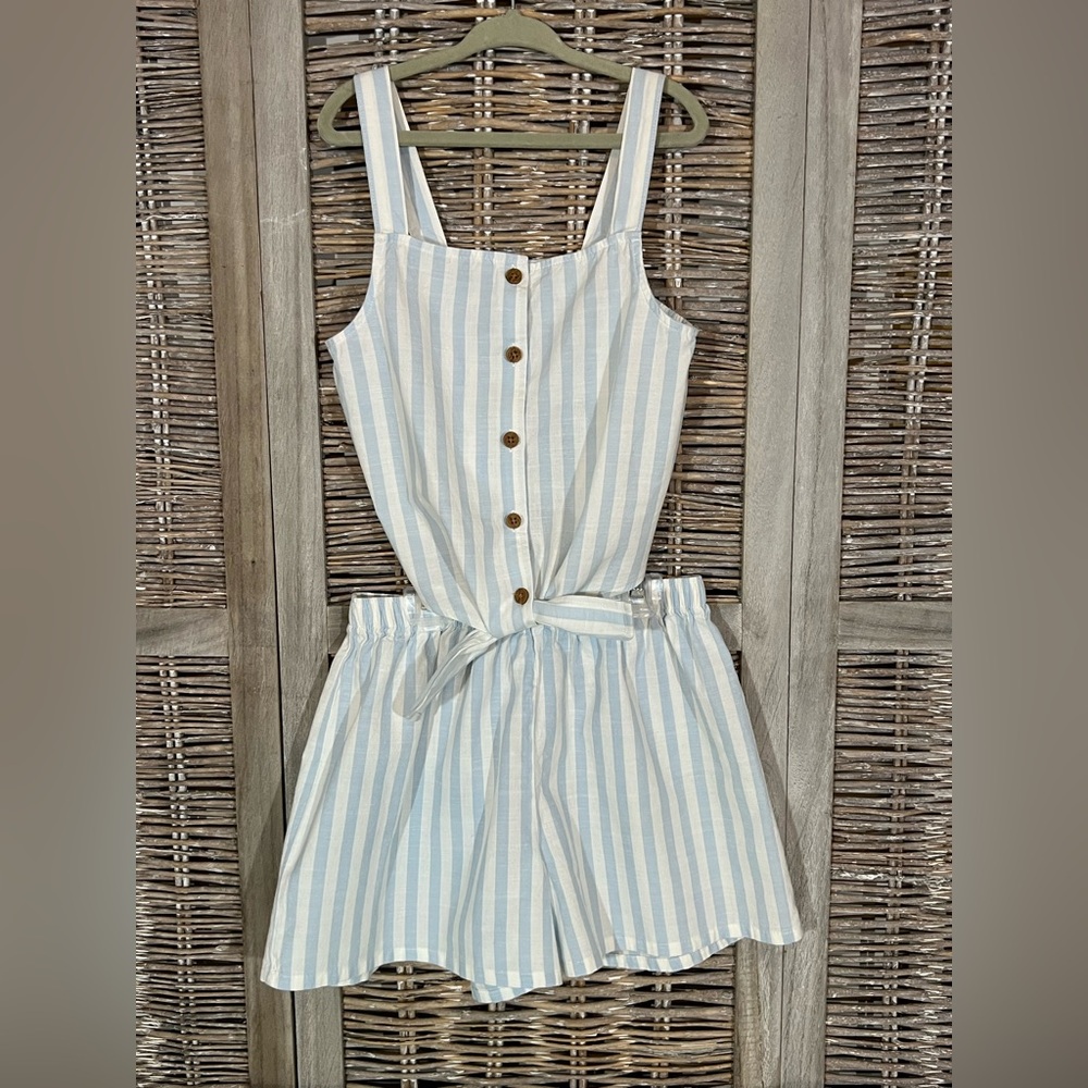H&M stylish matching set in light blue and white. Light easy wear. Size 8.